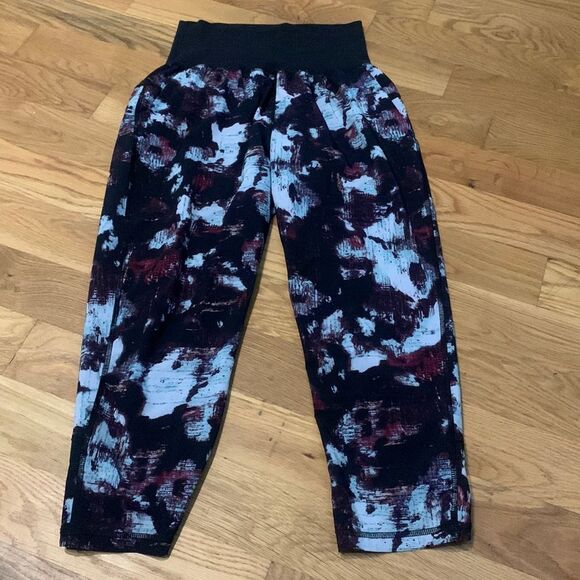 lululemon athletica Pants - Lululemon Sz 6 Tranquil High Rise Roll Down Crop Kara Blossom Capri Pants EUC